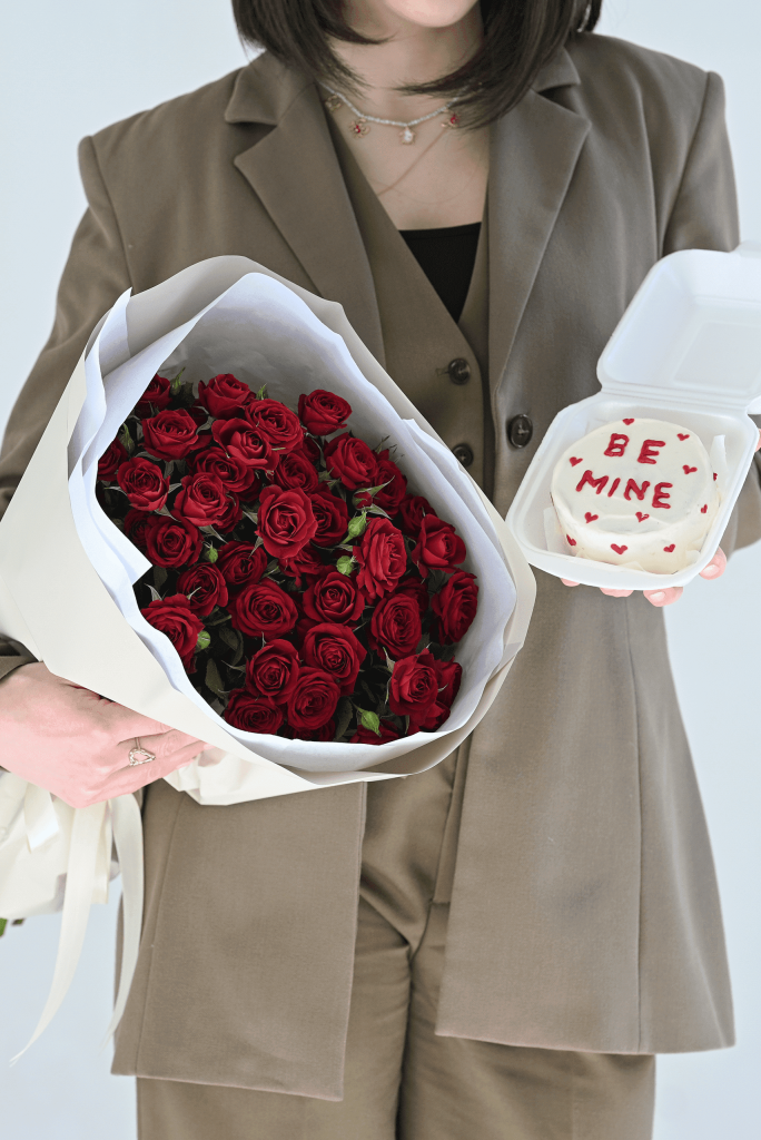 Bouquet of red roses + bento cake