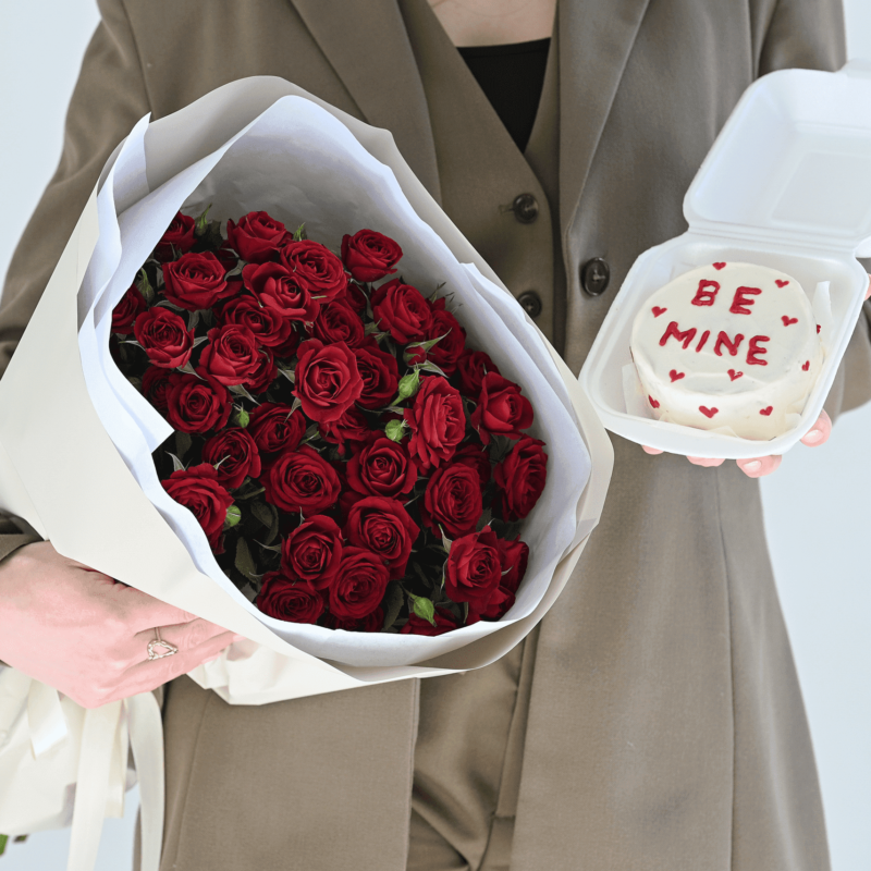 Bouquet of red roses + bento cake