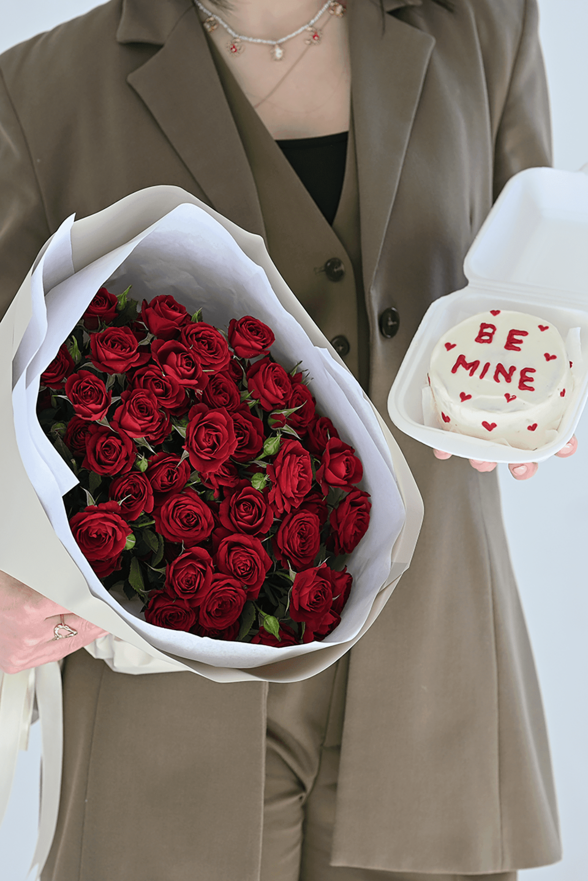 Bouquet of red roses + bento cake