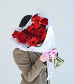 წითელი ვარდები და გერბერა