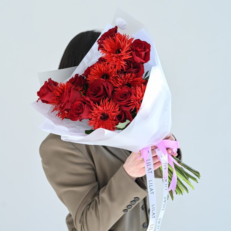 წითელი ვარდები და გერბერა