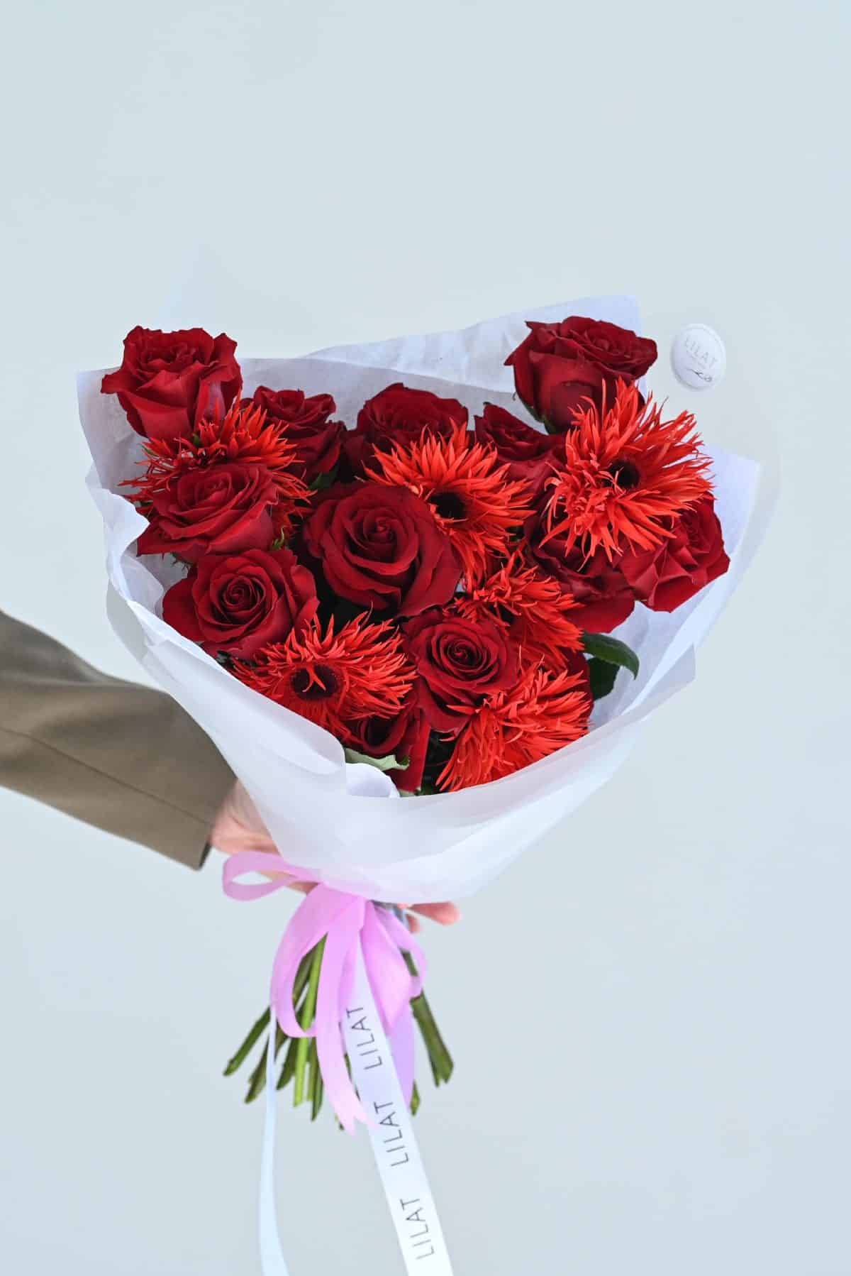 წითელი ვარდები და გერბერა
