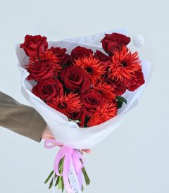 წითელი ვარდები და გერბერა