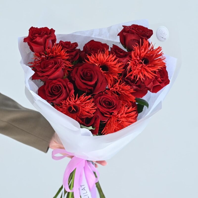 წითელი ვარდები და გერბერა