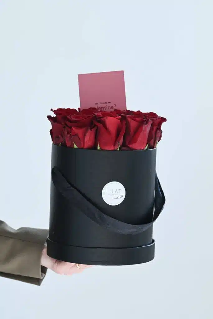 11 red roses in a box + greeting card