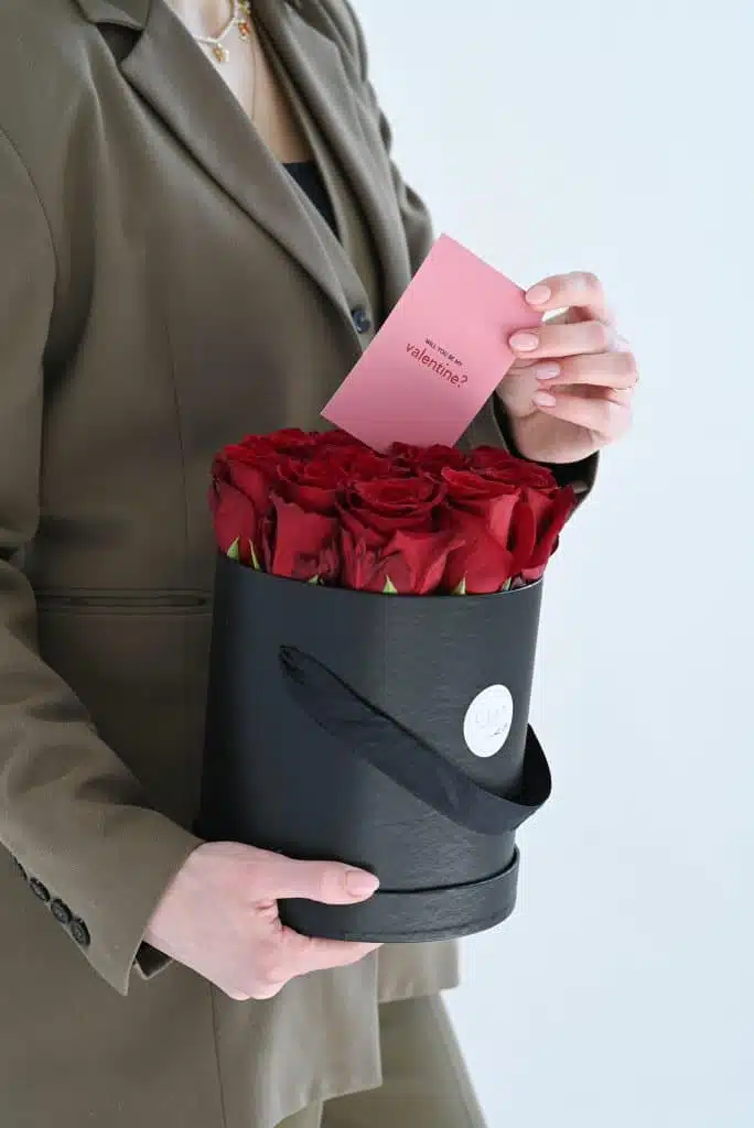 11 red roses in a box + greeting card