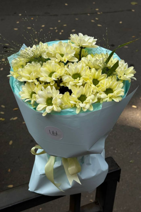 Жёлтая хризантема с паникумом