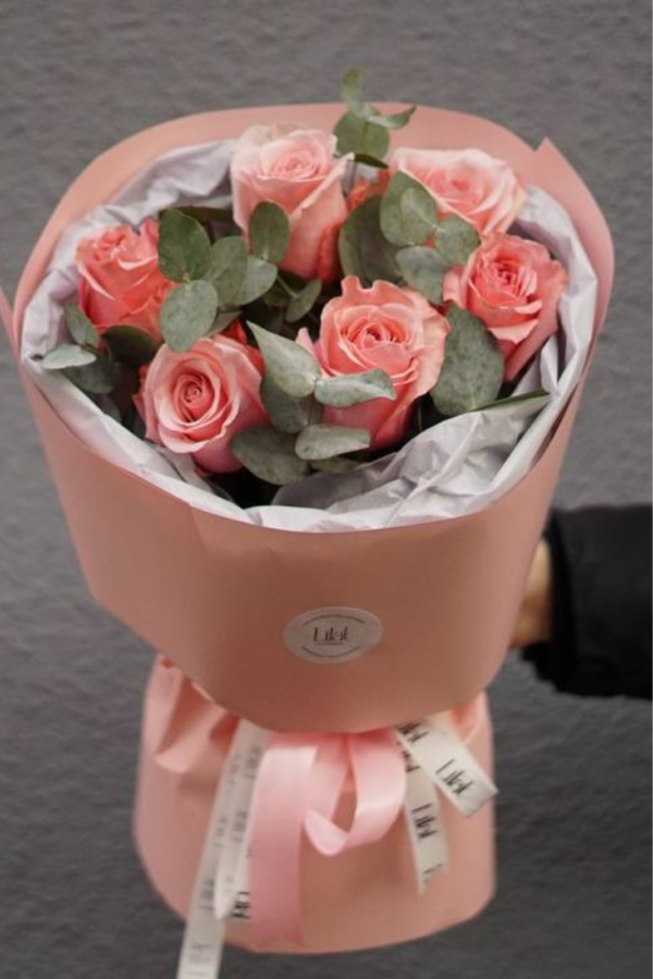 7 розовых роз