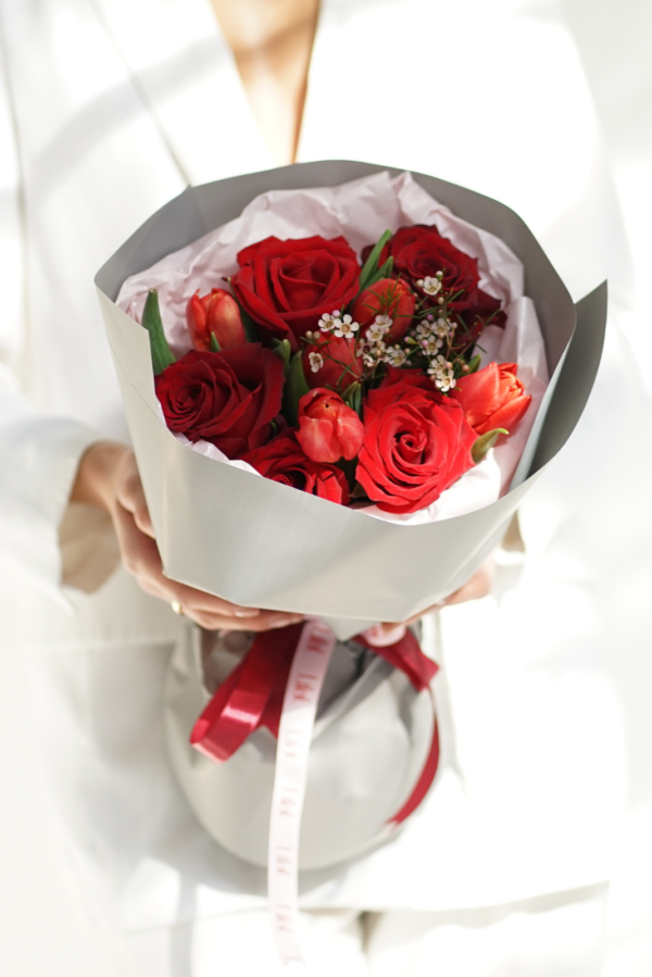 Красная роза, красный тюльпан и вакс